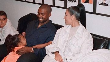 Kanye e Kim brincando com crianças - Reprodução / Instagram